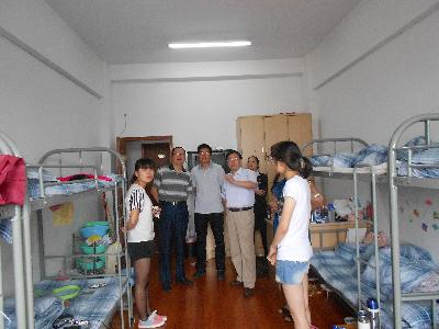 院领导们视察实习生宿舍，了解同学们的住宿及实习情况